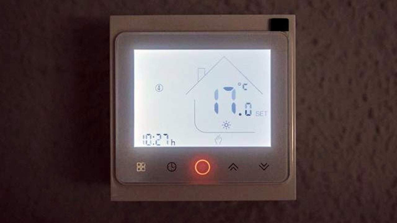 Un termostato marca 17 grados. regular la temperatura y apagar luces y escaparates / Foto: EP