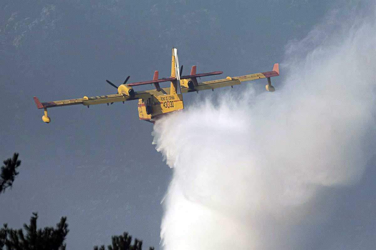 Un avión de extinción de incendios trabaja en la extinción del incendio iniciado en Boiro, a 6 de agosto de 2022, en Boiro, A Coruña (Galicia) / Foto: EP