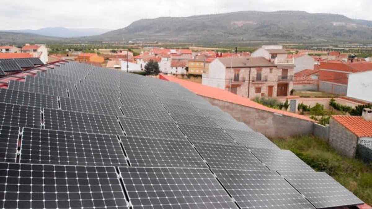 Paneles solares. Greenpeace exige planes urgentes de ahorro de gas y despliegue de renovables / Foto: EP