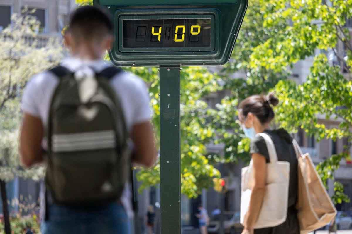 Una termómetro marca los 40º C por las altas temperaturas de la ola de calor en Zaragoza (Aragón, España) / Foto: EP