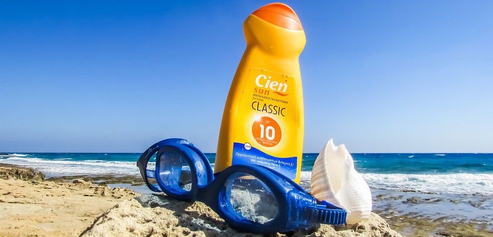 En una playa pequeña se pueden depositar dos toneladas de crema solar al año / Foto: dimitrisvetsikas1969