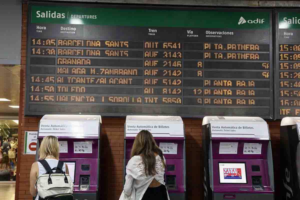 Un panel de llegadas y salidas en la estación de Ave Madrid en Puerta de Atocha. Limitar la temperatura a 27ºC / Foto: EP