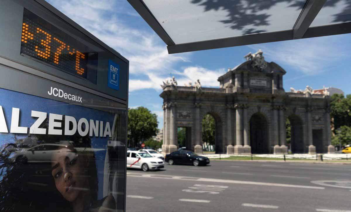 Un termómetro de una marquesina de autobús marca los 37 ºC durante una nueva ola de calor, en la Puerta de Alcalá, a 10 de junio de 2022, en Madrid (España)