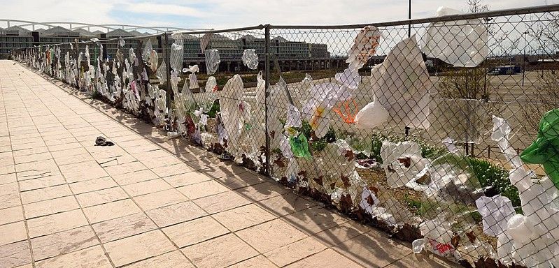 Bolsas enganchadas a una valle en la Avenida de la Expo de Zaragoza / Foto: Wikipedia