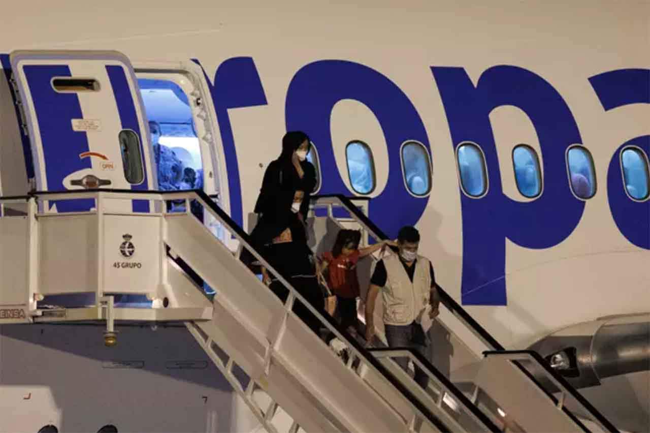 Refugiados afganos llegan a la Base Aérea de Torrejón de Ardoz en un avión procedente de Islamabad (Pakistán), a 10 de agosto de 2022, en Torrejón de Ardoz, Madrid (España) / Foto: EP