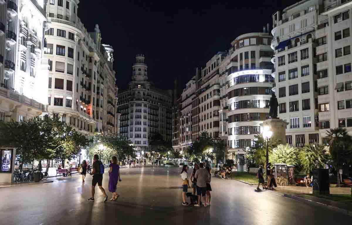 Varias personas caminan por una de las calles principales, a 10 de agosto de 2022, en Valencia, Comunidad Valenciana (España) / Foto: EP