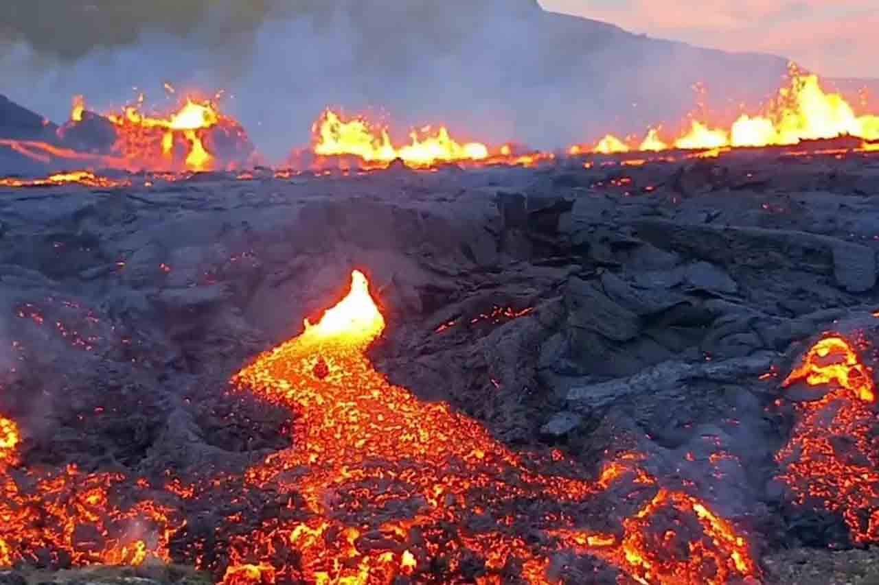 Imagen del volcán Fagradalsfjall para grabar su erupción activa en Meradalir (Islandia)