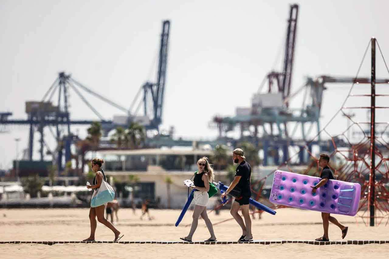 Bañistas se dirigen a la Playa de la Malvarrosa, a 12 de agosto de 2022, en Valencia, Comunidad Valenciana (España). Altas temperaturas / Foto: EP