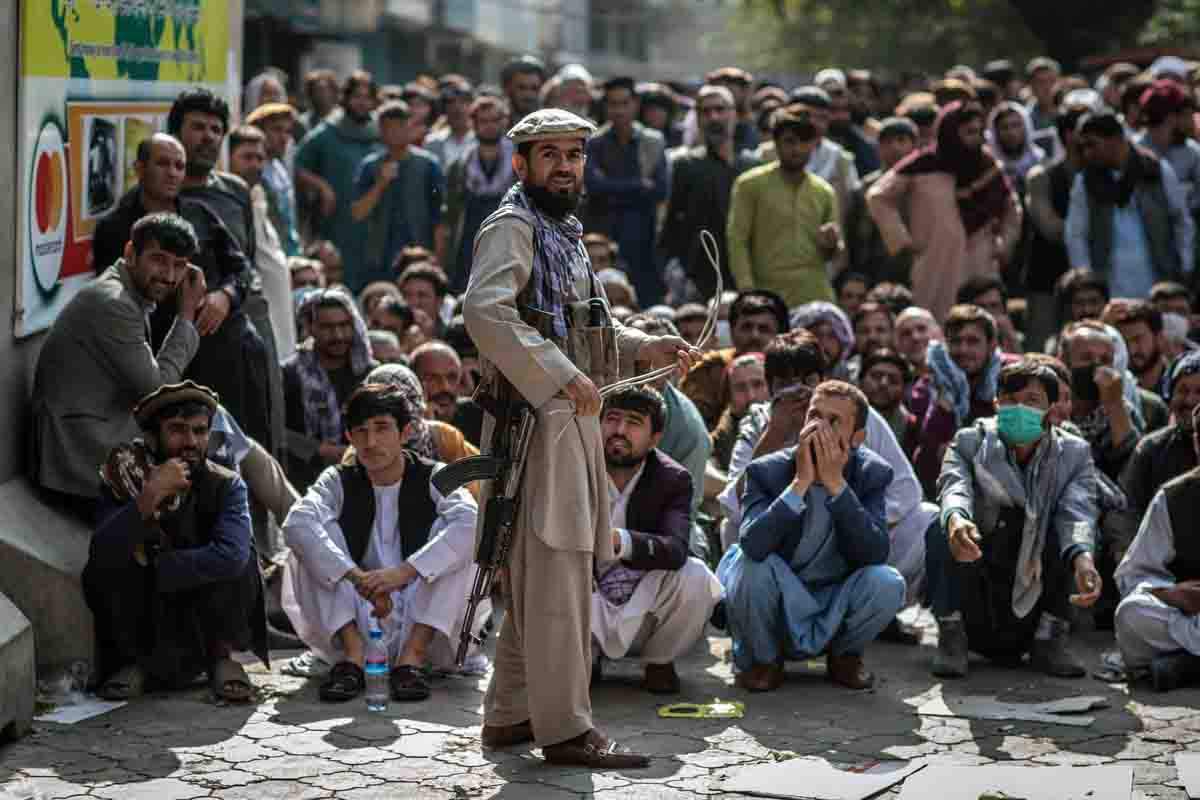 Archivo   Un miliciano talibán guarda la cola para retirar dinero en Kabul, Afganistán