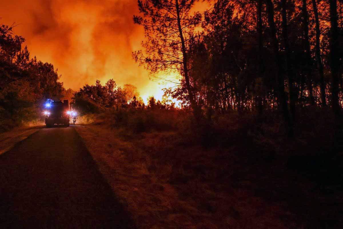 Bomberos combatiendo uno de los incendios forestales en Belin Beliet, Francia. Hectáreas quemadas por incendios foretales / Foto: EP