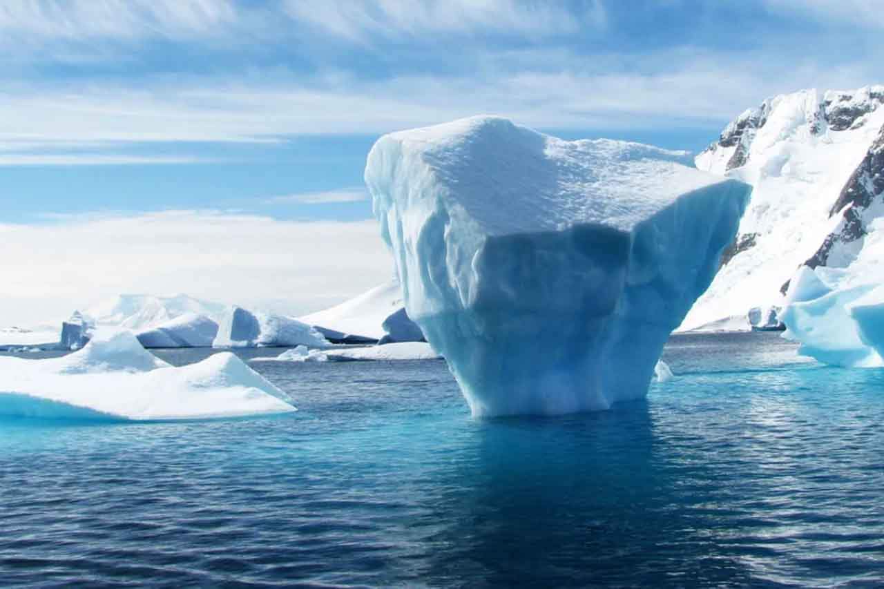 Un iceberg en la Antártida. Deshielo de la Antártida más rápido de lo que se pensaba / Foto: Pixabay