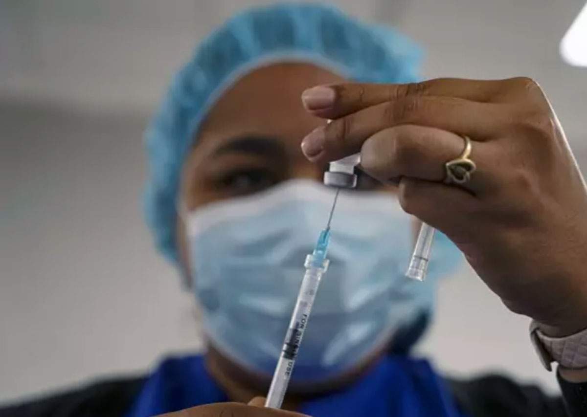 Una  trabajadora de la salud prepara una vacuna contra la covid-19. Omicron / Foto: EP