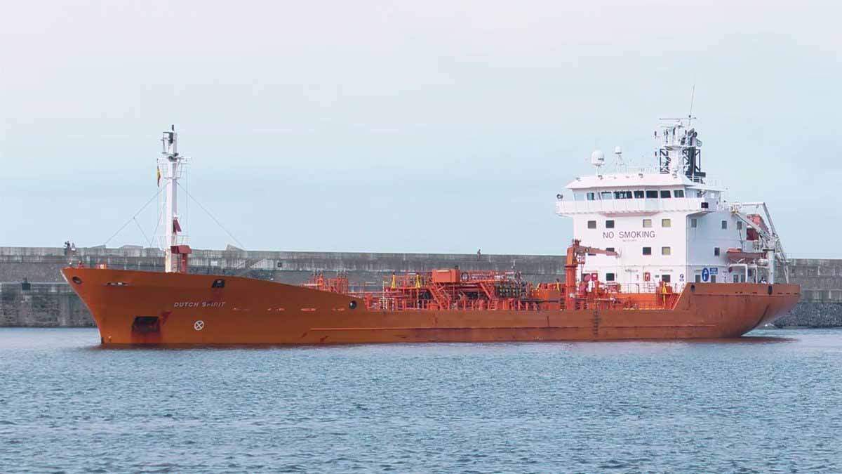 El buque cisterna 'Dutch Spirit' abastece ya de agua a Bermeo, Mundaka, Sukarrieta y Busturia / Foto: EP
