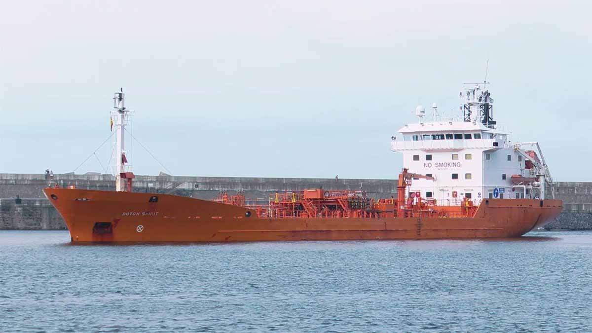 El buque cisterna 'Dutch Spirit' abastece ya de agua a Bermeo, Mundaka, Sukarrieta y Busturia / Foto: EP