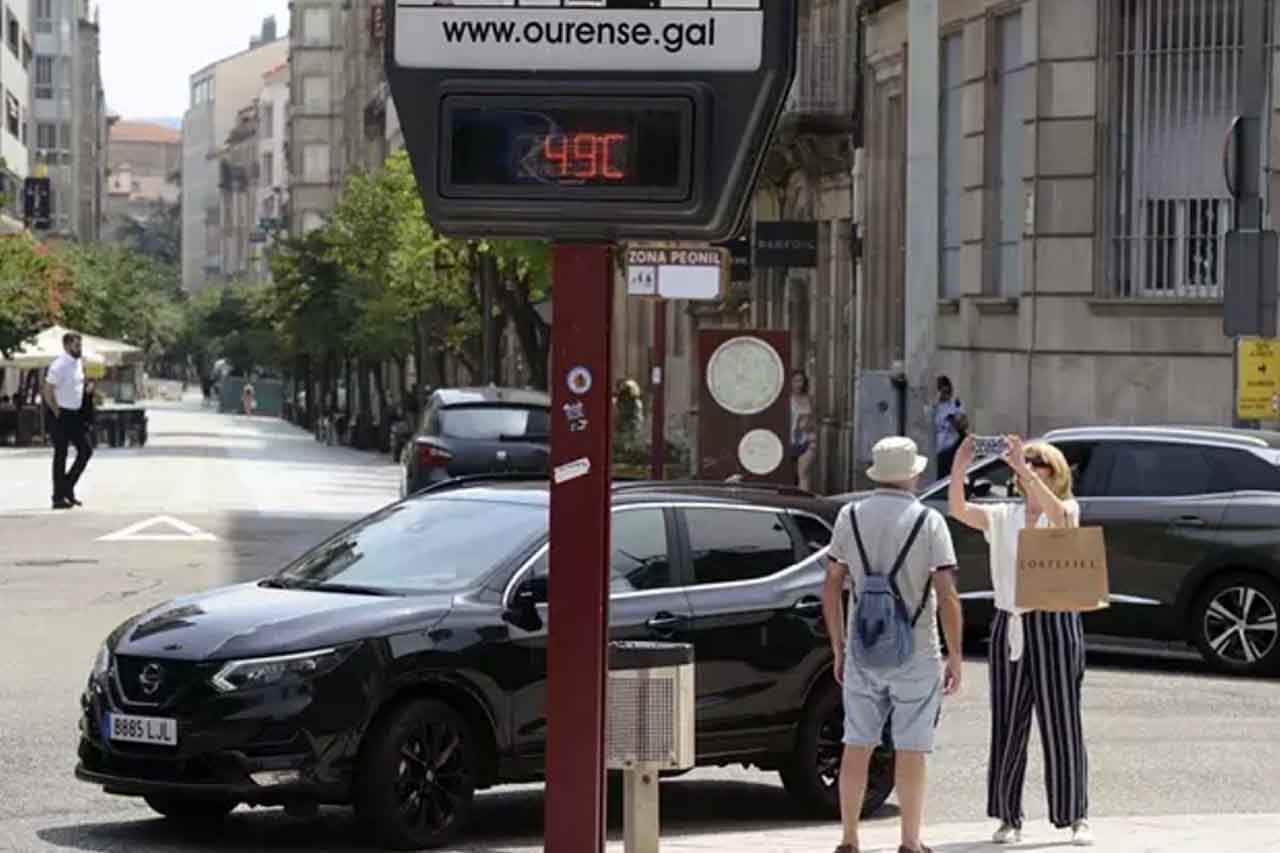 Un termómetro marca 49 grados centígrados en la calle Concejo, durante la segunda ola de calor de verano en España, a 14 de julio de 2022, Ourense, Galicia (España) / Foto: EP