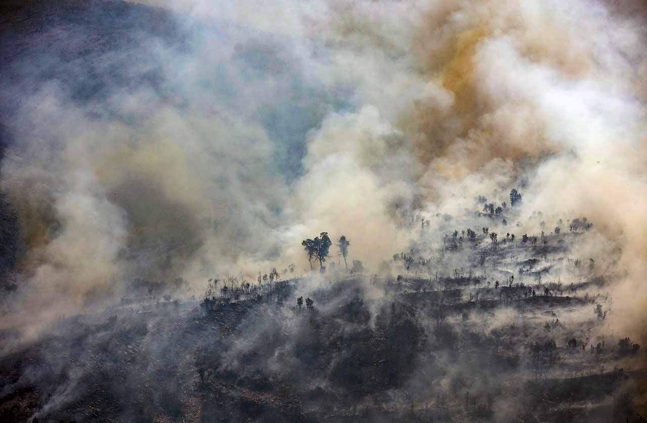 Humo del incendio forestal que va desde Alcublas hasta las poblaciones de Bejis, Teresa, Toras y Altura en la comarca del Alto Palancia (Castellón) / Foto: EP