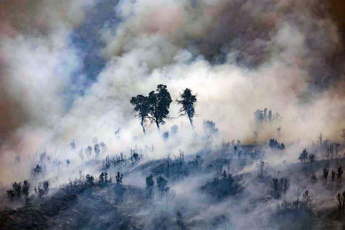 Humo del incendio forestal que va desde Alcublas hasta las poblaciones de Bejis, Valencia (España) / Foto: EP