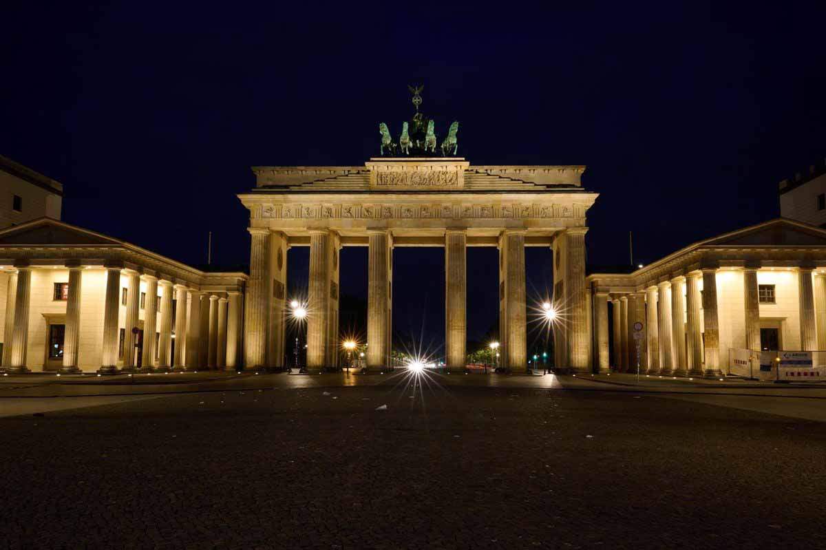 La Puerta de Brandenburgo está iluminada por focos temprano en la mañana, Berlin (Alemania). Medidas de ahorro energético adoptadas en Europa / Foto: EP