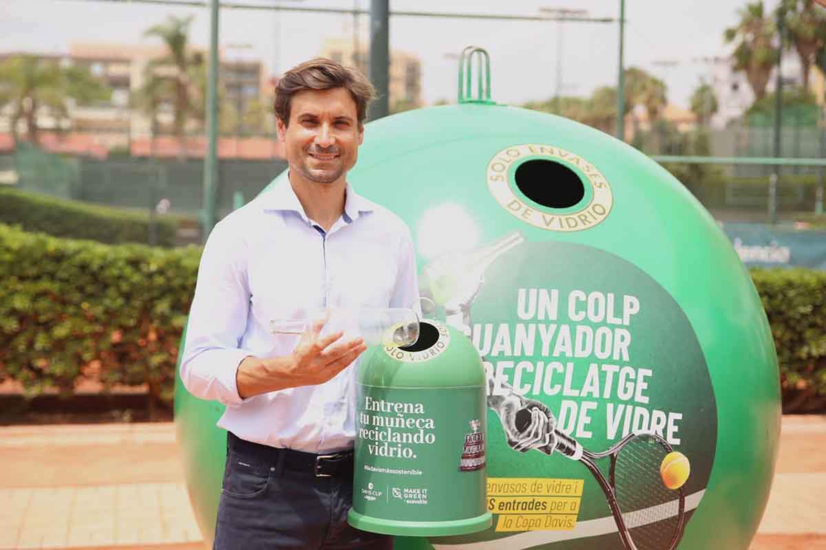 David Ferrer, director de las Finales de la Copa Davis, con un contenedor de Ecovidrio / Foto: Ecovidrio-EP