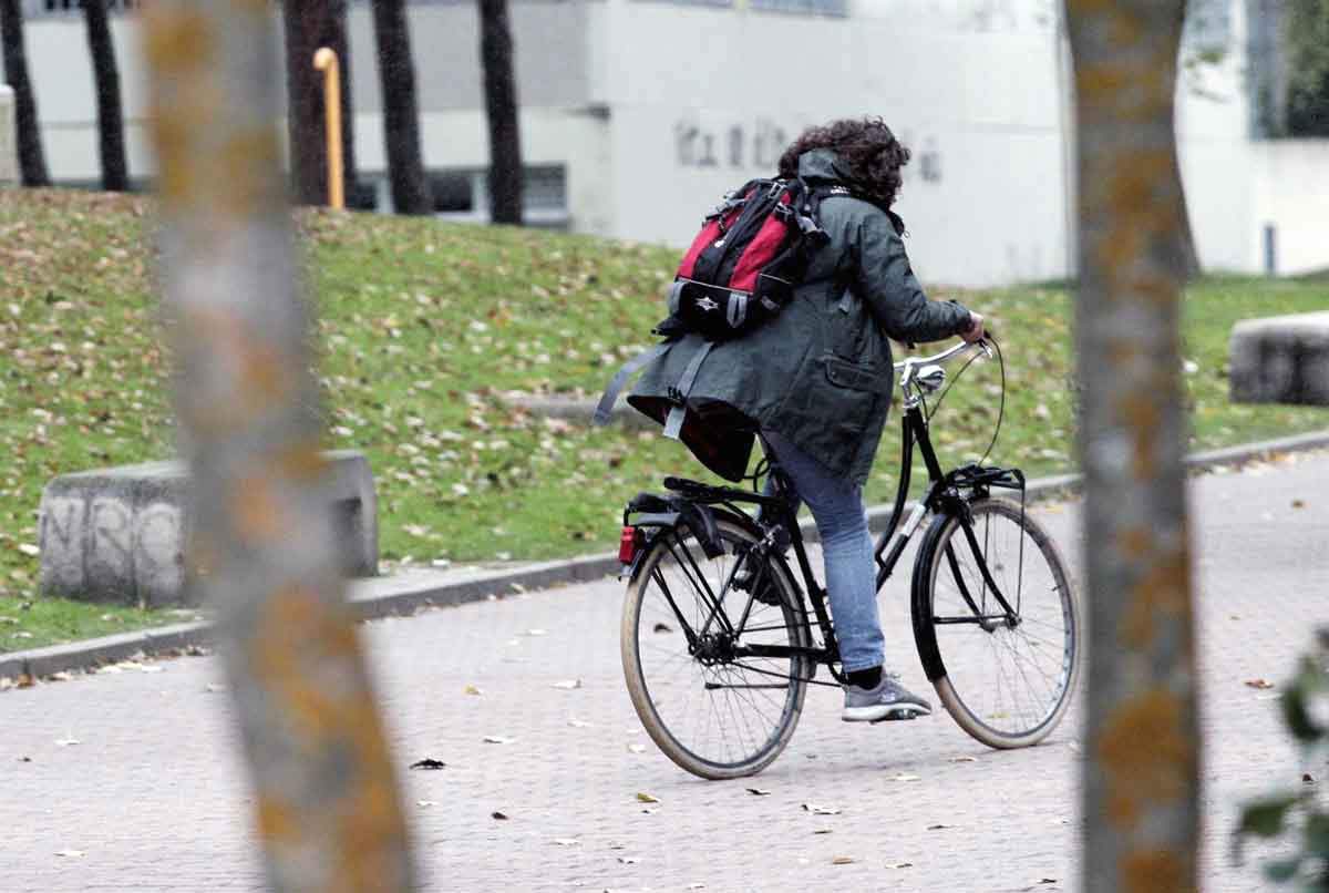 Una mujer monta en bici durante el peor temporal del otoño del 2019 en España / Foto: EP