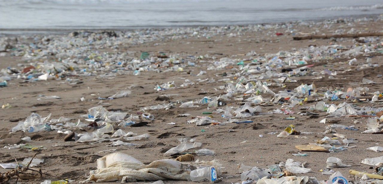 Las playas españolas presentan un muy mal estado de limpieza en la arena y las aguas / Foto: Hhach