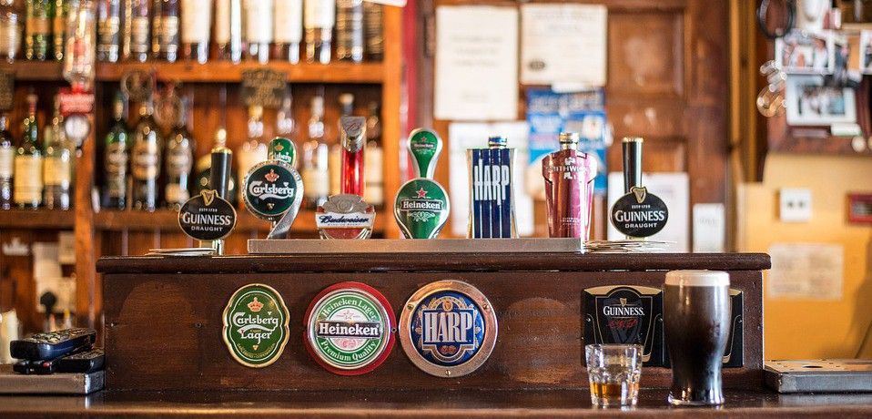 Barra de un típico pub de las islas británicas, donde se sirven bebidas con alcohol / Foto: Christian Birkholz