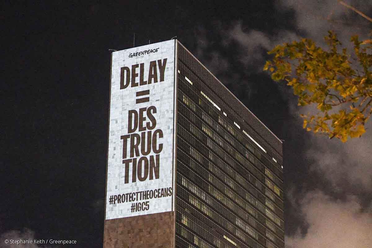 Activistas de Greenpeace USA proyectan mensajes pidiendo la protección de los océanos en el edificio de las Naciones Unidas / Foto: EP
