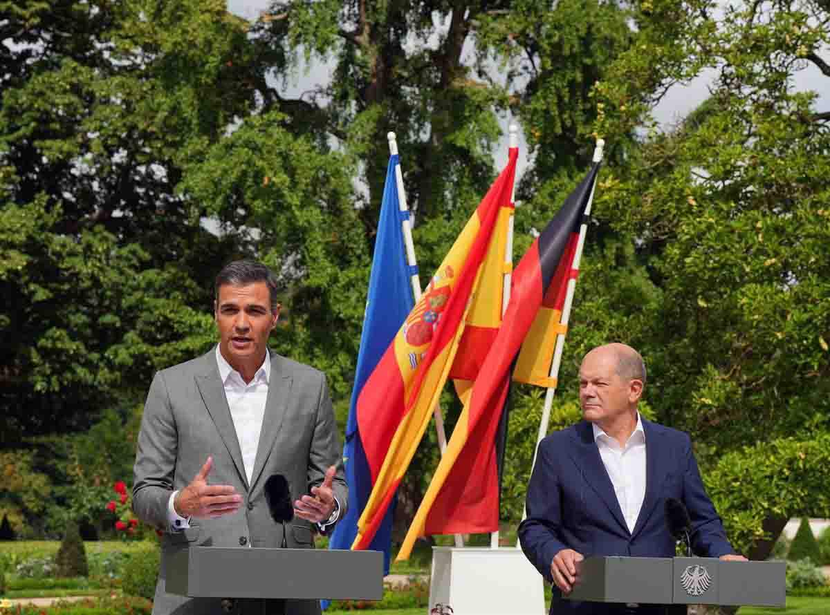 El canciller alemán Olaf Scholz (R) y Pedro Sánchez, primer ministro de España, hacen declaraciones durante la reunión a puerta cerrada del Gabinete alemán en el Palacio Meseberg en el Jardín Barroco / Foto: EP