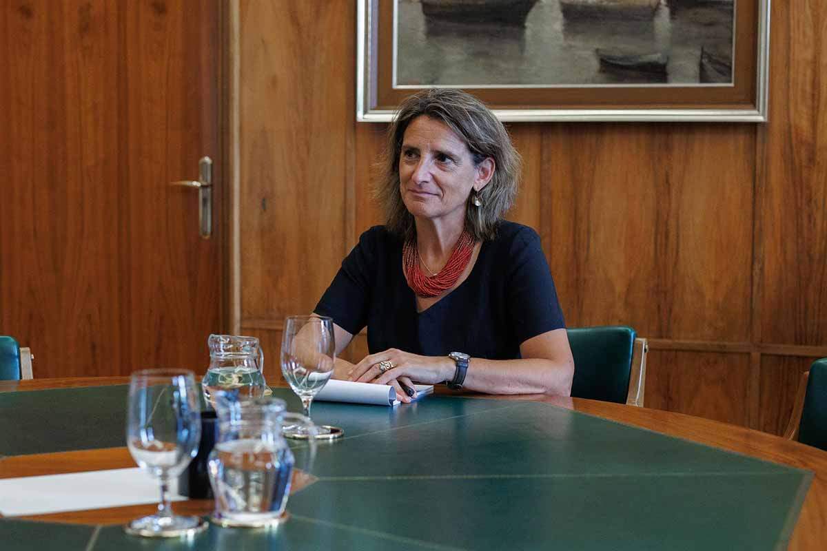 La vicepresidenta tercera del Gobierno y ministra para la Transición Ecológica y el Reto Demográfico, Teresa Ribera. Gestión sostenible de las materias primas minerales / Foto: EP