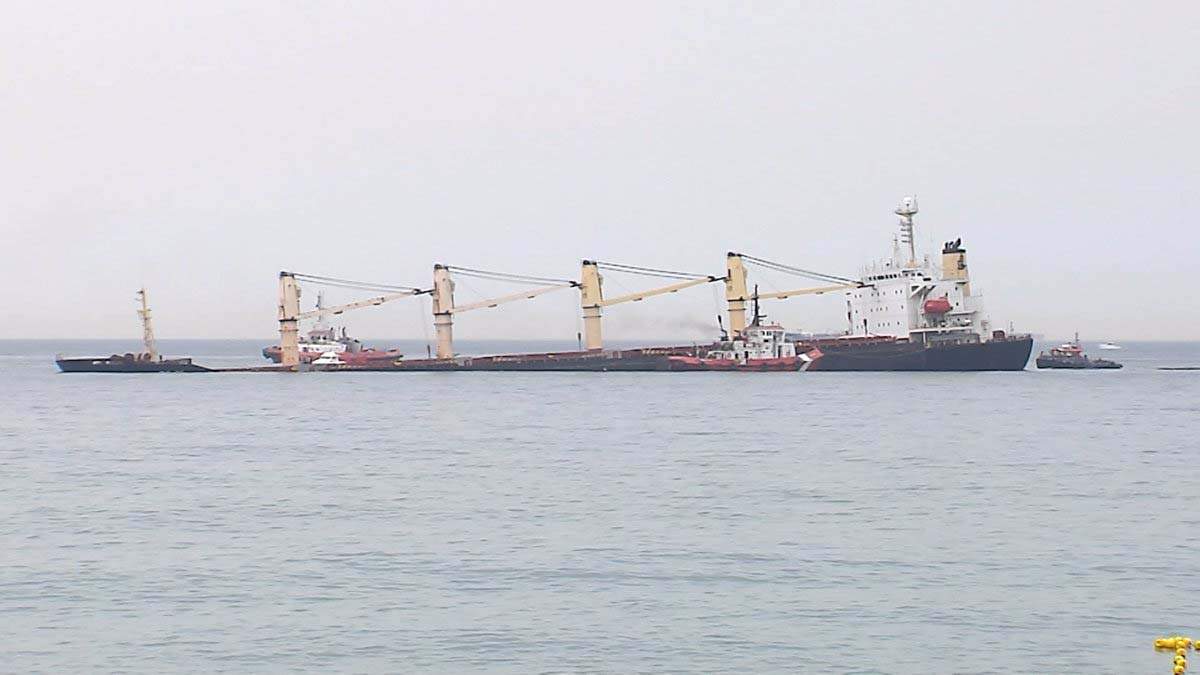 El buque OS35 semihundido junto a Gibraltar / Foto: EP