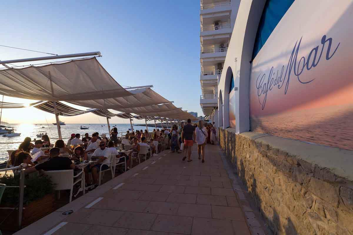 Comensales disfrutan en el Café del Mar, a 10 de agosto de 2022, en Ibiza, Baleares (España) / Foto: EP