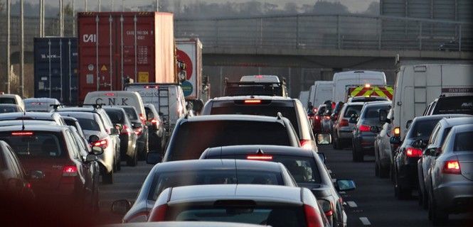 El tráfico rodado es una de las principales causas de generación de CO2 / Foto: EP