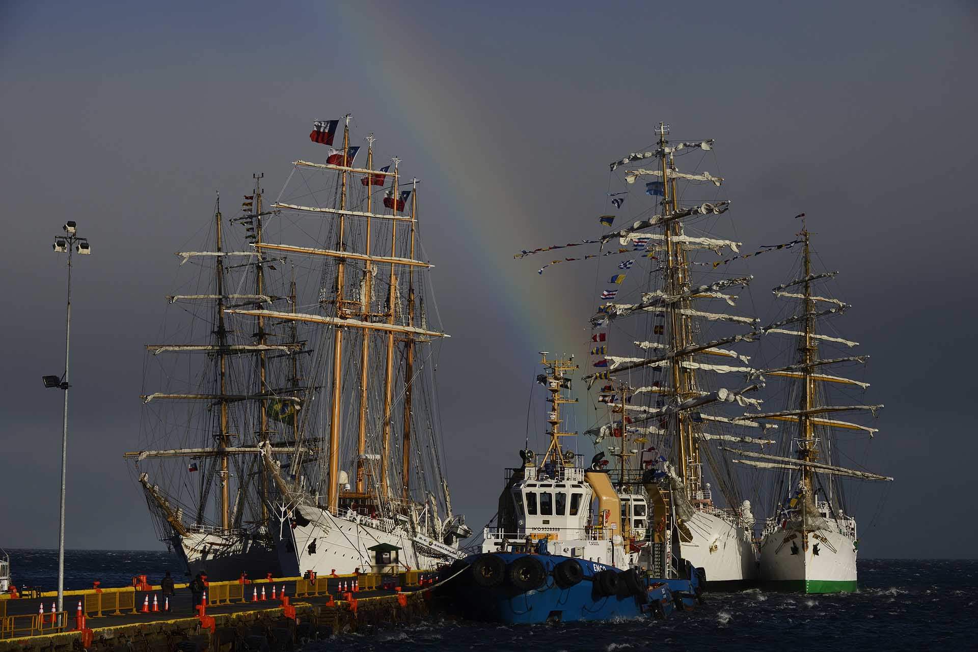 Buques escuela de diversas armadas latinoamericanas reunidos en el puerto de Punta Arenas / Foto: Alfons Rodríguez