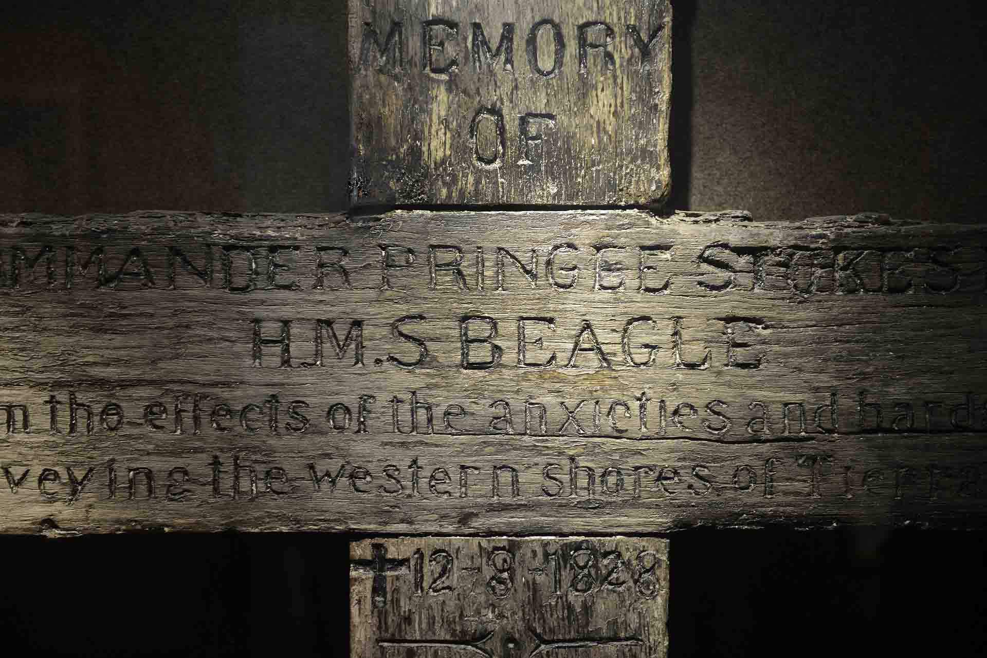 Cruz de la sepultura del capitán Pringle Strokes, que comandó el Beagle en su primer viaje por la zona, en el que se llevarían a Inglaterra a varios yaganes, y que se acabó suicidando antes de regresar / Foto: Alfons Rodríguez