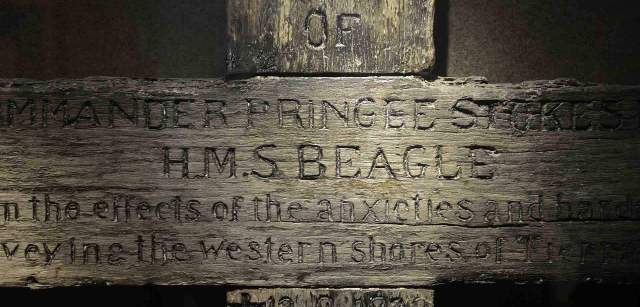 Cruz de la sepultura del capitán Pringle Strokes, que comandó el Beagle en su primer viaje por la zona, en el que se llevarían a Inglaterra a varios yaganes, y que se acabó suicidando antes de regresar / Foto: Alfons Rodríguez