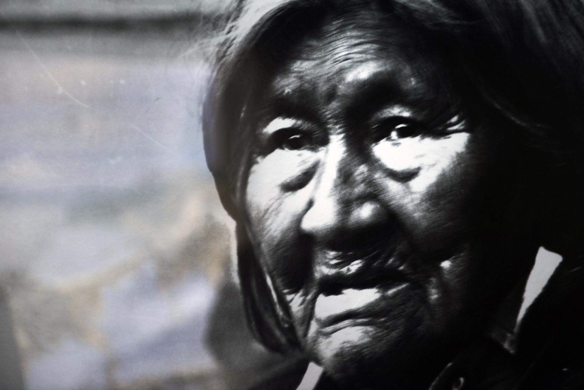 Lakutaia le kipa, llamada la Rosa Yagán, en una foto conservada en el Museo Maggiorino Borgatello de Punta Arenas. Fue la última mujer que vivió al modo tradicional / Foto: Alfons Rodríguez