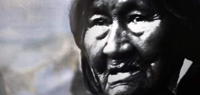 Lakutaia le kipa, llamada la Rosa Yagán, en una foto conservada en el Museo Maggiorino Borgatello de Punta Arenas. Fue la última mujer que vivió al modo tradicional / Foto: Alfons Rodríguez