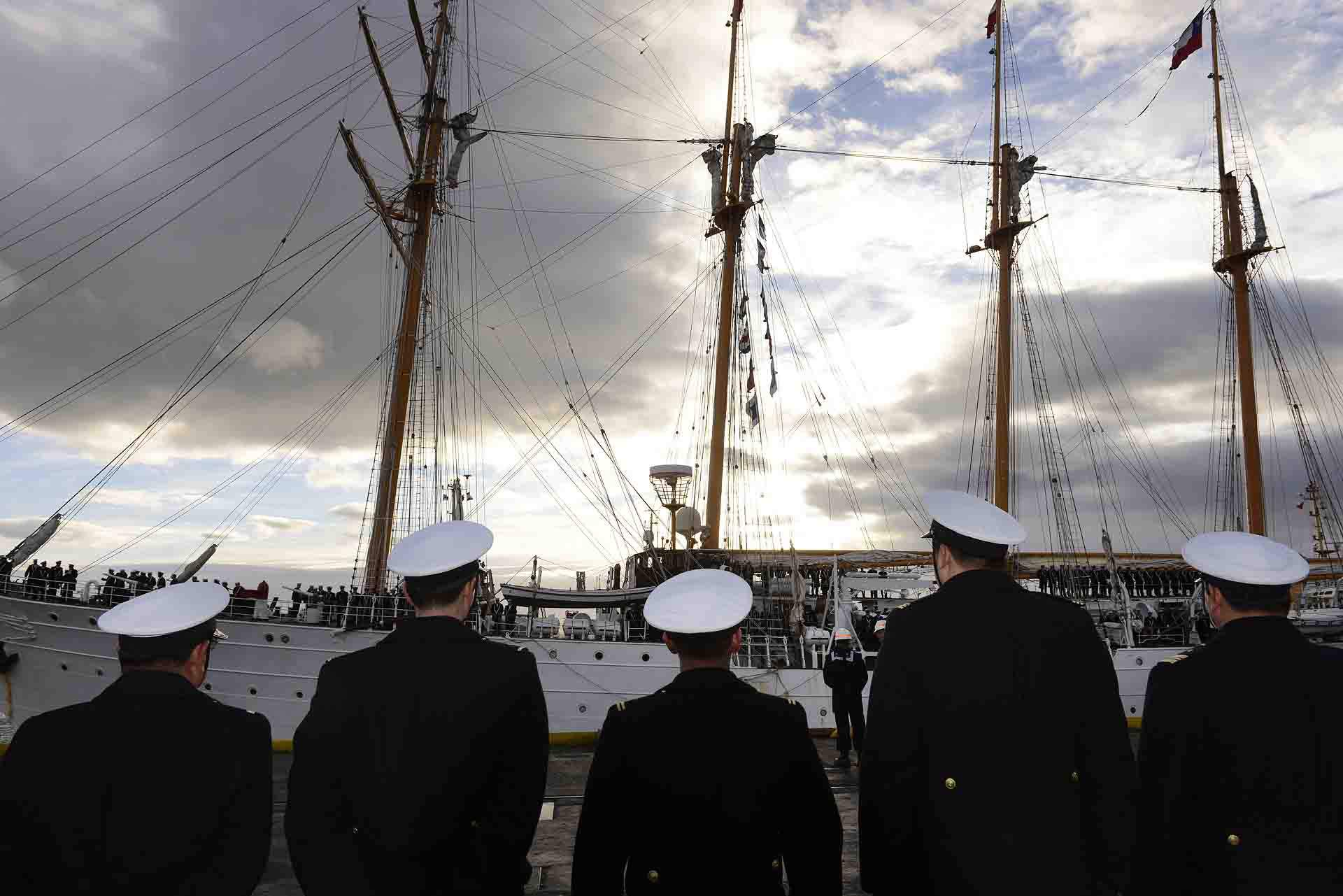 Marinos chilenos ante un buque escuela en el puerto de Punta Arenas / Foto: Alfons Rodríguez