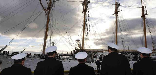 Marinos chilenos ante un buque escuela en el puerto de Punta Arenas / Foto: Alfons Rodríguez