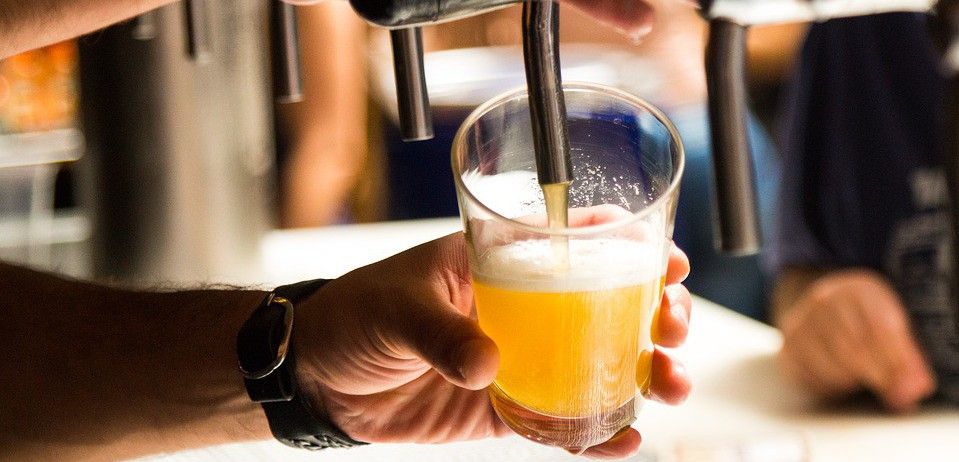 Llenado de un vaso en un surtidor de cerveza de barril / Foto: Spooky Kid