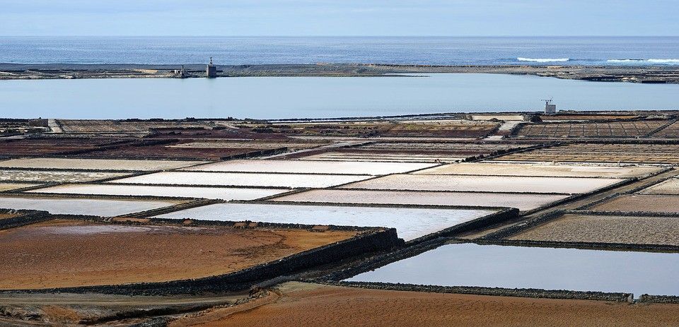 Salinas de Janubio, en la isla de Lanzarote, en las Canarias / Foto: Barni1