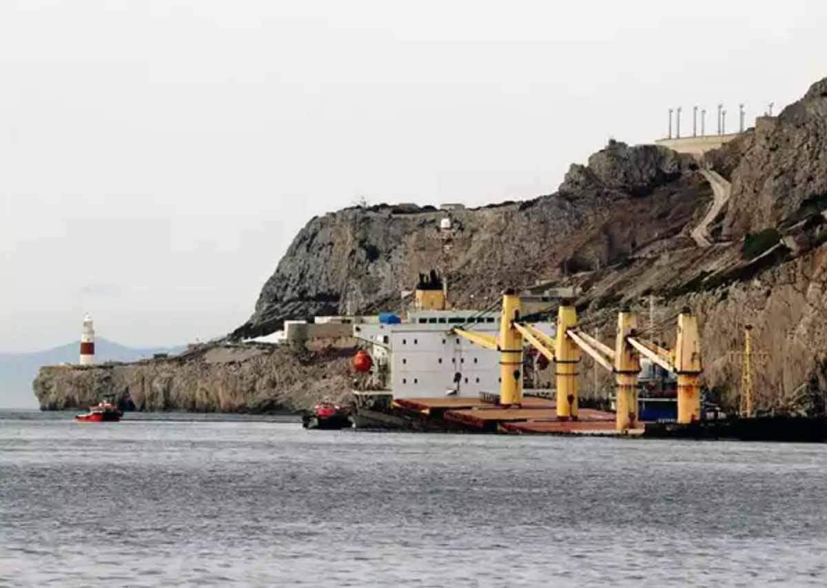 Buque granelero OS35 semihundido frente a las costas gibraltareñas / Foto: EP