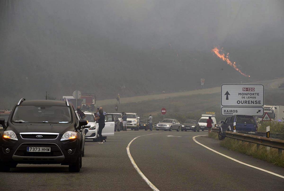 Conductores de coches atraviesan los incendios de un fuego en el municipio de Ribas de Sil, en la parroquia homónima, muy cercana a Rairos, a 6 de septiembre de 2021, en Ribas de Sil, Lugo, Galicia (España)  / Foto: EP