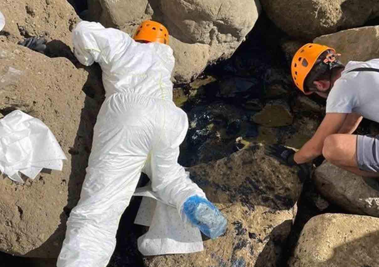 Limpieza de restos de combustible procedentes del buque OS35 en la costa de Gibraltar / Foto: EP