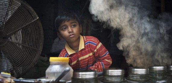 Un niño trabajador de la India expuesto a emisiones contaminantes durante todo el día / Foto: Wikimedia Commons