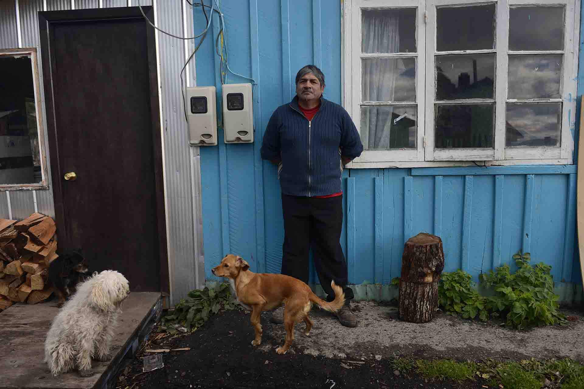 El carpintero Patricio Chiguay, miembro de la comunidad yagán de Villa Ukika / Foto: Alfons Rodríguez El carpintero Patricio Chiguay, miembro de la comunidad yagán de Villa Ukika / Foto: Alfons Rodríguez
