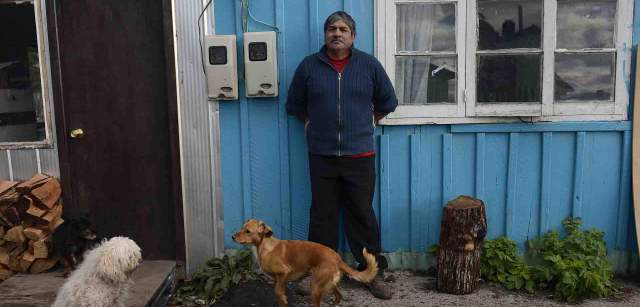 El carpintero Patricio Chiguay, miembro de la comunidad yagán de Villa Ukika / Foto: Alfons Rodríguez