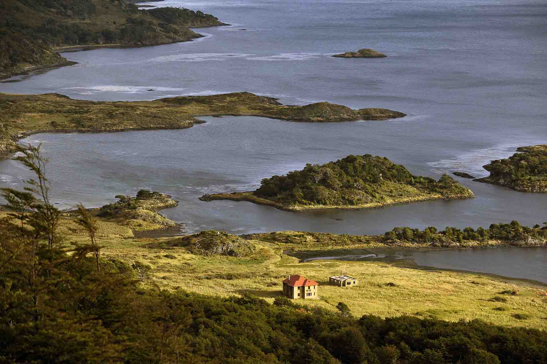 Caleta Wulaia, en la isla Navarino, poblada por los yaganes durante siglos, donde desembarcó Charles Darwin en el segundo viaje del Beagle, en 1833, en el que regresaron varios indígenas llevados a Inglaterra