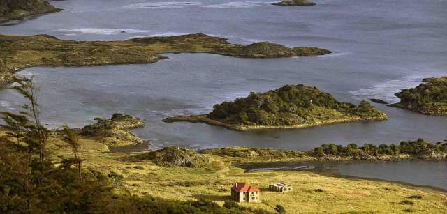 Caleta Wulaia, en la isla Navarino, poblada por los yaganes durante siglos, donde desembarcó Charles Darwin en el segundo viaje del Beagle, en 1833, en el que regresaron varios indígenas llevados a Inglaterra