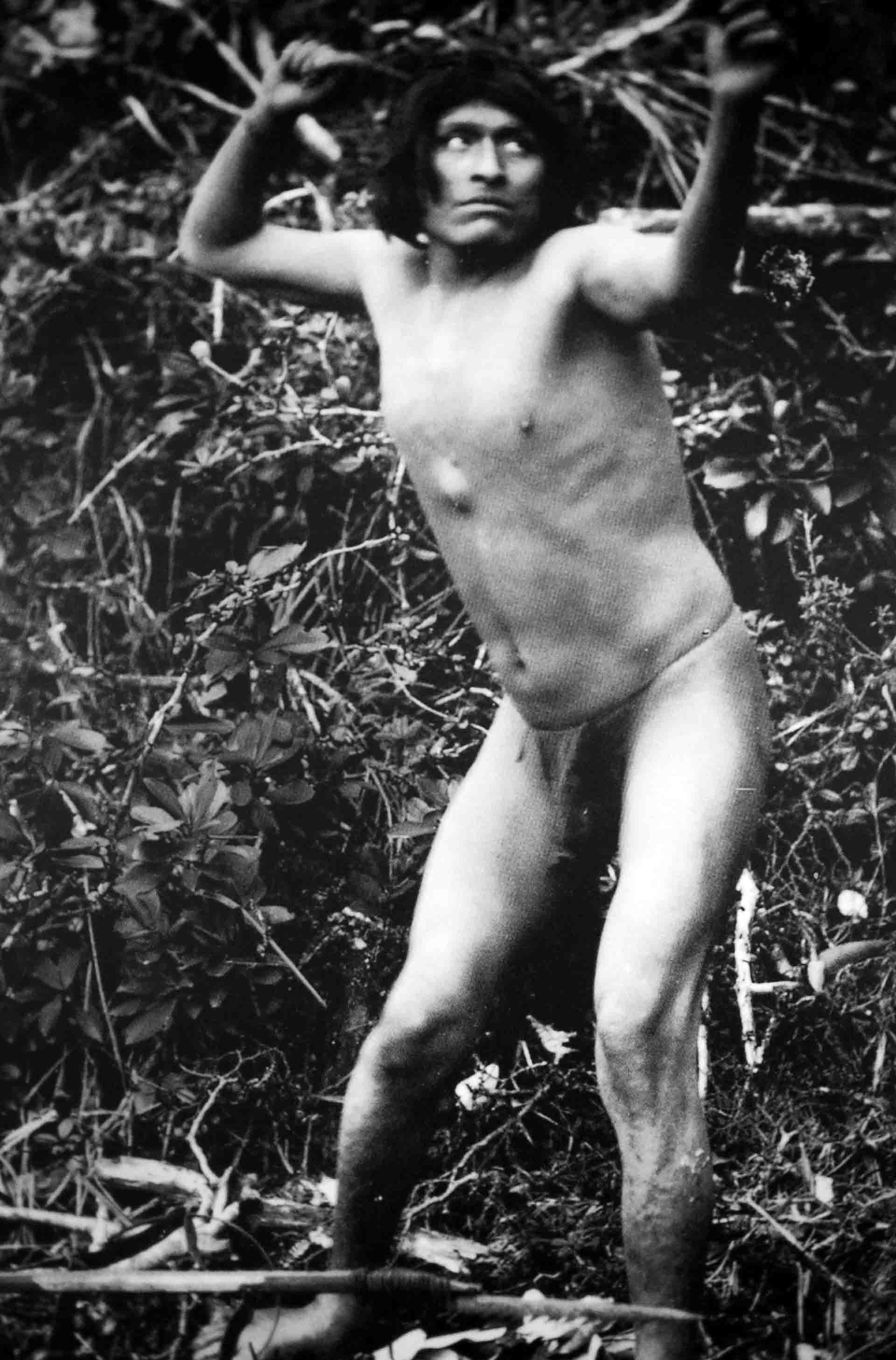 Pese a la rudeza del clima, los yaganes vivían casi desnudos, con el cuerpo cubierto de grasa de mamíferos marinos para protegerse del frío / Foto: Alfons Rodríguez Pese a la rudeza del clima, los yaganes vivían casi desnudos, con el cuerpo cubierto de grasa de mamíferos marinos para protegerse del frío / Foto: Alfons Rodríguez